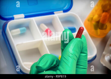 Pillbox mit mehreren Kapseln, täglich Medikamente, konzeptionelle Bild Stockfoto