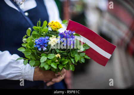 Elemente der Ornamente und Blumen. Lied und Tanz Festival in Lettland. Prozession in Riga. Lettland 100 Jahre. Stockfoto