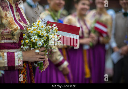 Elemente der Ornamente und Blumen. Lied und Tanz Festival in Lettland. Prozession in Riga. Lettland 100 Jahre. Stockfoto