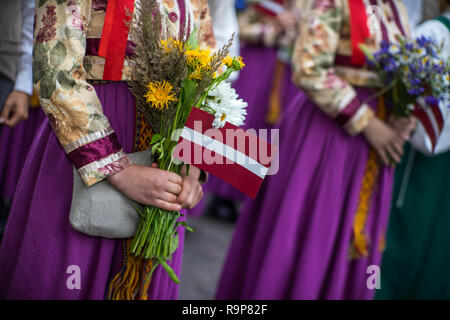 Elemente der Ornamente und Blumen. Lied und Tanz Festival in Lettland. Prozession in Riga. Lettland 100 Jahre. Stockfoto