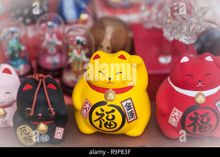 Maneki Neko Skulpturen, "Beckoning Cat', Chinatown, NYC Stockfoto