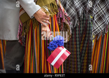 Elemente der Ornamente und Blumen. Lied und Tanz Festival in Lettland. Prozession in Riga. Lettland 100 Jahre. Stockfoto