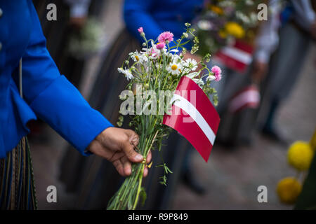 Elemente der Ornamente und Blumen. Lied und Tanz Festival in Lettland. Prozession in Riga. Lettland 100 Jahre. Stockfoto