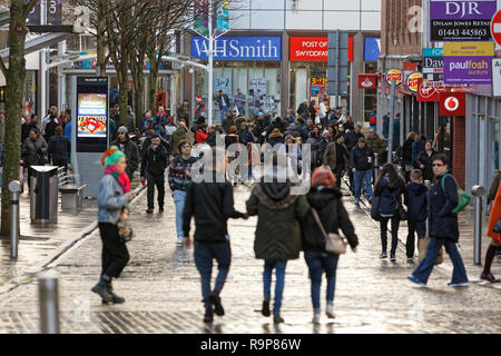 Letzte Weihnachtskäufer auf der Kreuzung der Union und Oxford Straße, in Swansea, Wales, UK. Samstag, 22 Dezember 2018 Stockfoto