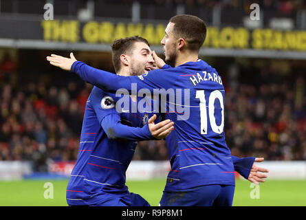 Chelsea's Eden Hazard (rechts) feiert ersten Ziel seiner Seite des Spiels mit Mateo Kovacic zählen während der Premier League Match an der Vicarage Road, London. Stockfoto