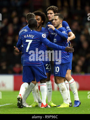 Chelsea's Eden Hazard (rechts) feiert das zweite Ziel seiner Seite des Spiels zählen vom Elfmeterpunkt mit Teamkollegen während der Premier League Match an der Vicarage Road, London. Stockfoto