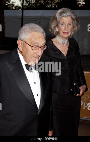 NEW YORK, NY, USA - 21. SEPTEMBER 2009: Dr. Henry Kissinger und seine Frau Nancy Kissinger kommen in der Saison Eröffnung der Metropolitan Opera, mit Stockfoto