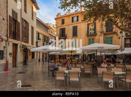 Palma de Mallorca, Spanien - Oktober 22, 2013: kleine Quadrat mit einem open air Street Café und alte Gebäude im Hintergrund in der Altstadt Stockfoto