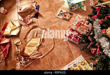 Post Weihnachten Effekte: Abfälle Stockfoto