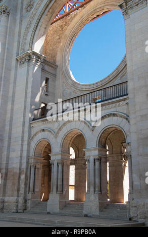 Kathedrale Saint-Boniface Winnipeg vorne, Seitenansicht, vertikal. Cathédrale Saint Boniface im Sommer, blauer Himmel Stockfoto