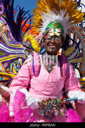 NASSAU, BAHAMAS - Januar 1-CU der Tänzerin in hellen orange Federn und roten Herzen gekleidet, Tänze in Junkanoo, eine traditionelle Insel cultu Stockfoto