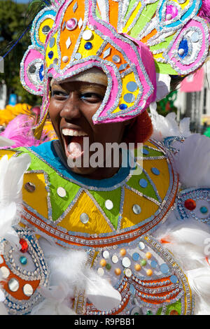 NASSAU, BAHAMAS - 1. Januar - lächelnde Tänzerin gekleidet in Hugh rosa Headress, Tänze in Junkanoo, einer traditionellen Insel-Kulturfestival in N Stockfoto