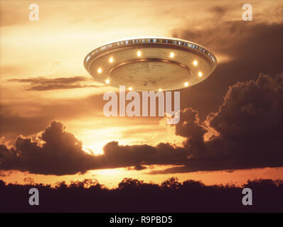 Unbekanntes Flugobjekt, UFO mit dem Sonnenuntergang im Hintergrund. Stockfoto