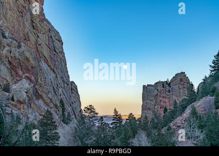 Mond über Eldorado Canyon Stockfoto