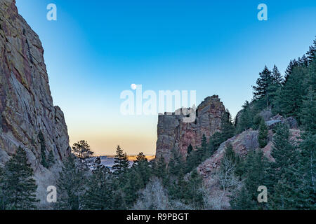 Mond über Eldorado Canyon Stockfoto