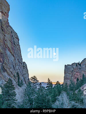 Mond über Eldorado Canyon Stockfoto