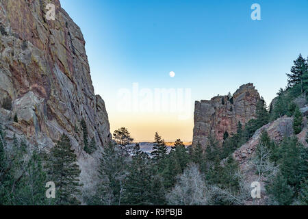 Mond über Eldorado Canyon Stockfoto