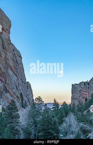 Mond über Eldorado Canyon Stockfoto