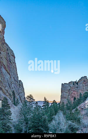 Mond über Eldorado Canyon Stockfoto