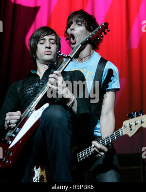 Nick Wheeler (L) und Tyson Ritter mit All American Rejects führen Sie im Konzert an der Bank United Center in Coral Gables, Florida am 26. April 2006. Stockfoto