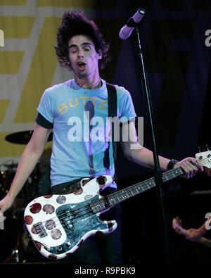 Tyson Ritter mit All American Rejects führt im Konzert an der Bank United Center in Coral Gables, Florida am 26. April 2006. Stockfoto