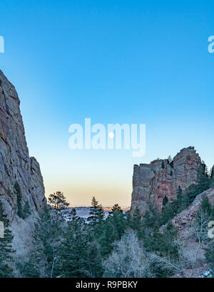 Mond über Eldorado Canyon Stockfoto