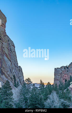 Mond über Eldorado Canyon Stockfoto