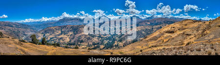 Die Cordillera Blanca vom Laguna Wilcacocha gesehen. Stockfoto