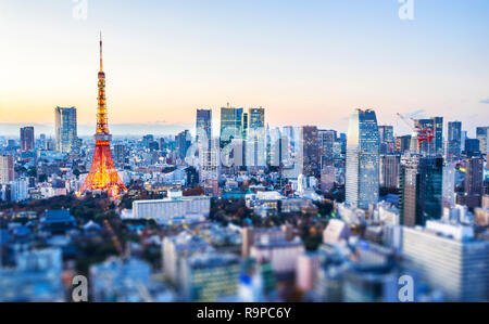 Asien Business Konzept für Immobilien und Corporate Bau - Panoramablick auf die Stadt und den Tokyo Tower unter Neon Nacht in Tokio, Japan mit Tilt shif Stockfoto