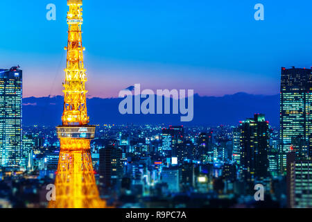 Asien Business Konzept für Immobilien und Corporate Bau - Panoramablick auf die Stadt und den Tokyo Tower unter Neon Nacht in Tokio, Japan mit Tilt shif Stockfoto