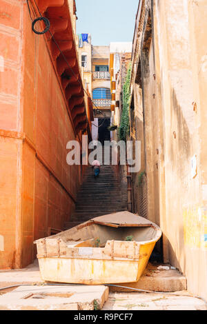 Alten bunten Gebäuden und Ganges ghat Street in Varanasi, Indien Stockfoto