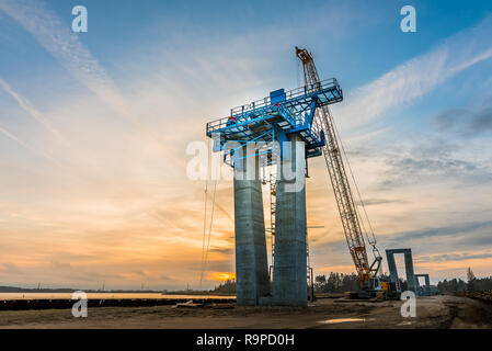 Ein Kran arbeitet an der Seite von Kronprinzessin cunstruction Marys Brücke in Frederikssund, Dänemark, 26. Dezember 2018 Stockfoto