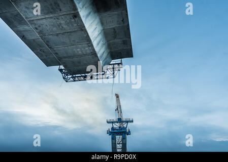 Crown Princess Marys Brücke hängt in der Luft gegen den blauen Himmel, den Anschluss an den nächsten Pylon, Frederikssund, Dänemark, 26. Dezember 2018 Stockfoto