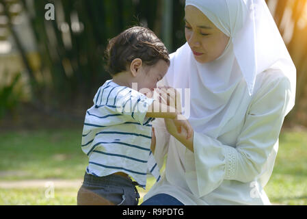 Malaiisch muslimischen Mutter und Junge werfen Wutanfall Stockfoto