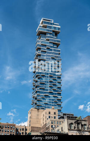 New York City, USA - 25. Juni 2018: Low Angle View der modernen Apartment Wolkenkratzer in Tribeca Viertel auf 56 Leonard Street auch bekannt als Jenga Builidn Stockfoto