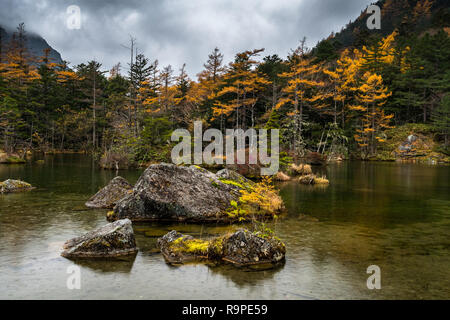 Myojin Teich in Kamikochi im Herbst, die Japanischen Alpen, Chubu Sangaku National Park Stockfoto