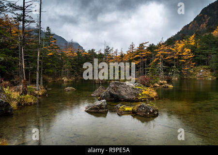 Myojin Teich in Kamikochi im Herbst, die Japanischen Alpen, Chubu Sangaku National Park Stockfoto