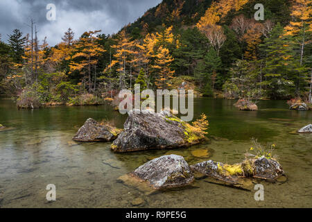 Myojin Teich in Kamikochi im Herbst, die Japanischen Alpen, Chubu Sangaku National Park Stockfoto