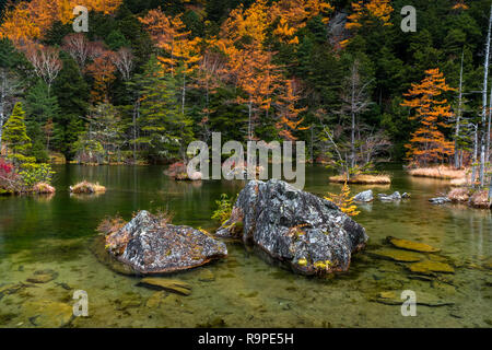 Myojin Teich in Kamikochi im Herbst, die Japanischen Alpen, Chubu Sangaku National Park Stockfoto