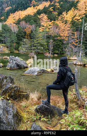 Myojin Teich in Kamikochi im Herbst, die Japanischen Alpen, Chubu Sangaku National Park Stockfoto