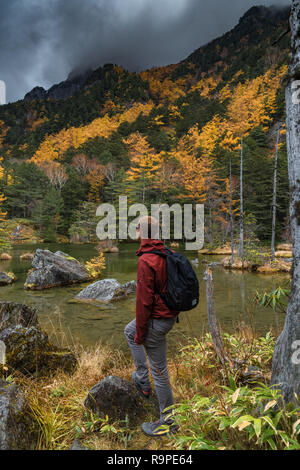 Myojin Teich in Kamikochi im Herbst, die Japanischen Alpen, Chubu Sangaku National Park Stockfoto