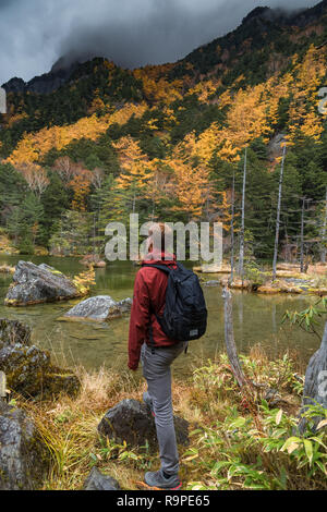 Myojin Teich in Kamikochi im Herbst, die Japanischen Alpen, Chubu Sangaku National Park Stockfoto