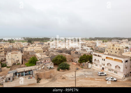 Blick über die Küstenstadt Taqah in der Provinz Dhofar, Salalah, Oman, während der Monsunzeit. Das Arabische Meer ist in der Ferne Stockfoto