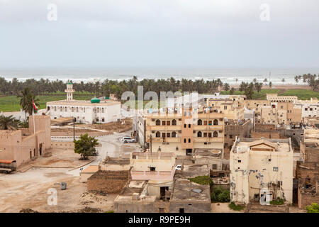 Blick über die Küstenstadt Taqah in der Provinz Dhofar, Salalah, Oman, während der Monsunzeit. Das Arabische Meer ist in der Ferne Stockfoto