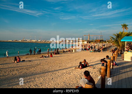 La Mer Strand und discrict durch Meraas, Dubai, Vereinigte Arabische Emirate, Dezember 25, 2018, La mer Strand in Jumeira Dubai, der Strand mit viel Res entfernt Stockfoto