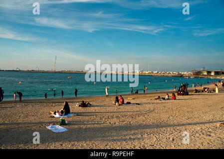 La Mer Strand und discrict durch Meraas, Dubai, Vereinigte Arabische Emirate, Dezember 25, 2018, La mer Strand in Jumeira Dubai, der Strand mit viel Res entfernt Stockfoto