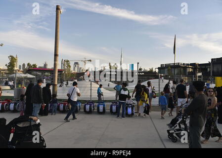 La Mer Strand und discrict durch Meraas, Dubai, Vereinigte Arabische Emirate, Dezember 25, 2018, La mer Strand in Jumeira Dubai, der Strand mit viel Res entfernt Stockfoto