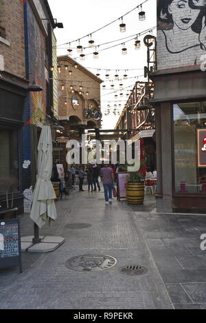 La Mer Strand und discrict durch Meraas, Dubai, Vereinigte Arabische Emirate, Dezember 25, 2018, La mer Strand in Jumeira Dubai, der Strand mit viel Res entfernt Stockfoto