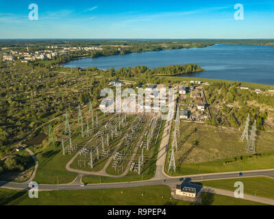 Elektrische Power Station, Kabel. Luftaufnahme von Drone. Stockfoto