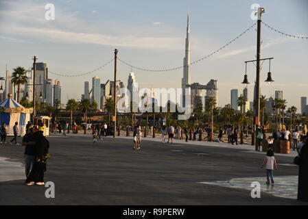 La Mer Strand und discrict durch Meraas, Dubai, Vereinigte Arabische Emirate, Dezember 25, 2018, La mer Strand in Jumeira Dubai, der Strand mit viel Res entfernt Stockfoto